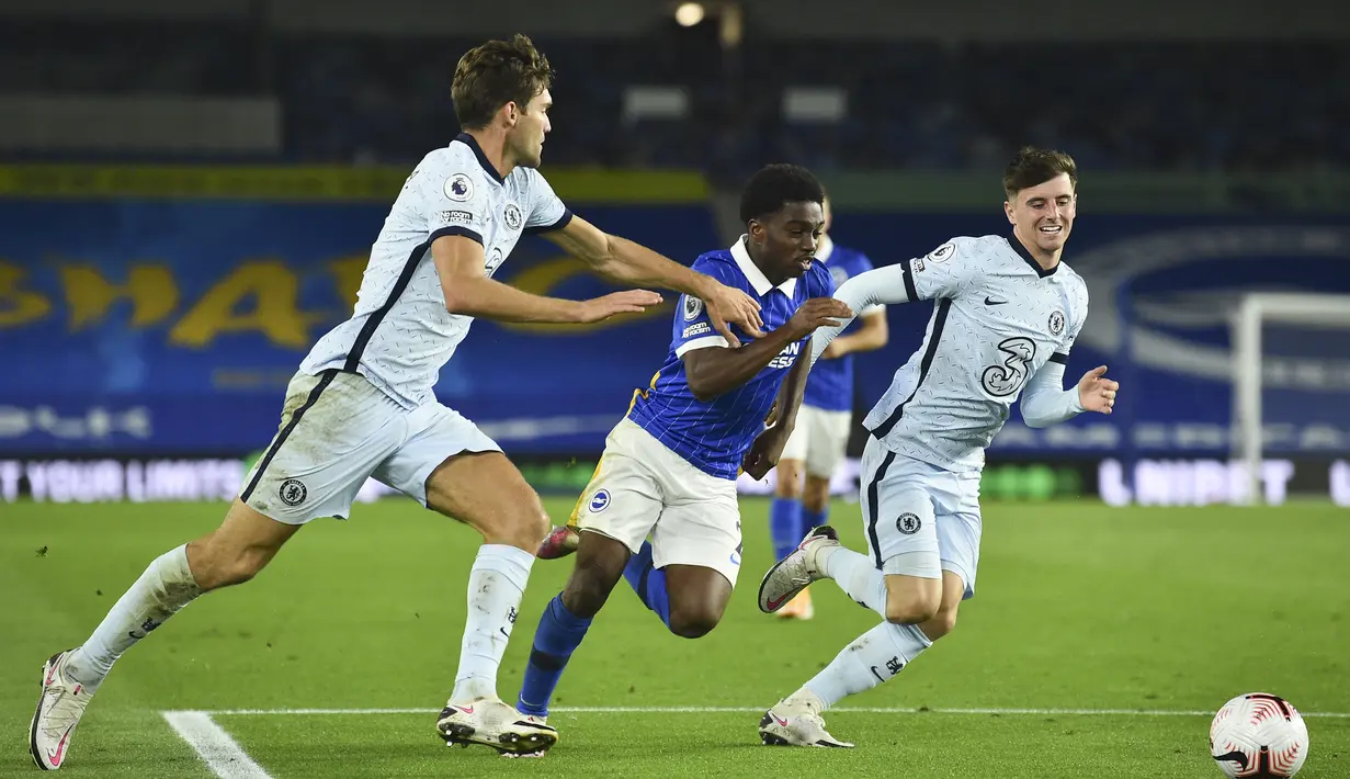 Pemain Brighton & Hove Albion, Tariq Lamptey berusaha melewati dua pemain Chelsea pada pertandingan Liga Inggris di Stadion Falmer di Brighton, Inggris, Senin, (14/9/2020). Chelsea menang telak 3-1 atas Brighton. (Glynn Kirk/Pool via AP)