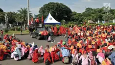 Massa yang tergabung dalam Komite 1 Mei Untuk Kemerdekaan, Kesejahteraan, dan Kesetaraan (KOMITMEN) saat menggelar aksi Peringatan 20 Tahun Reformasi di depan Istana Merdeka, Jakarta, Minggu (20/5). (Merdeka.com/Iqbal S Nugroho)