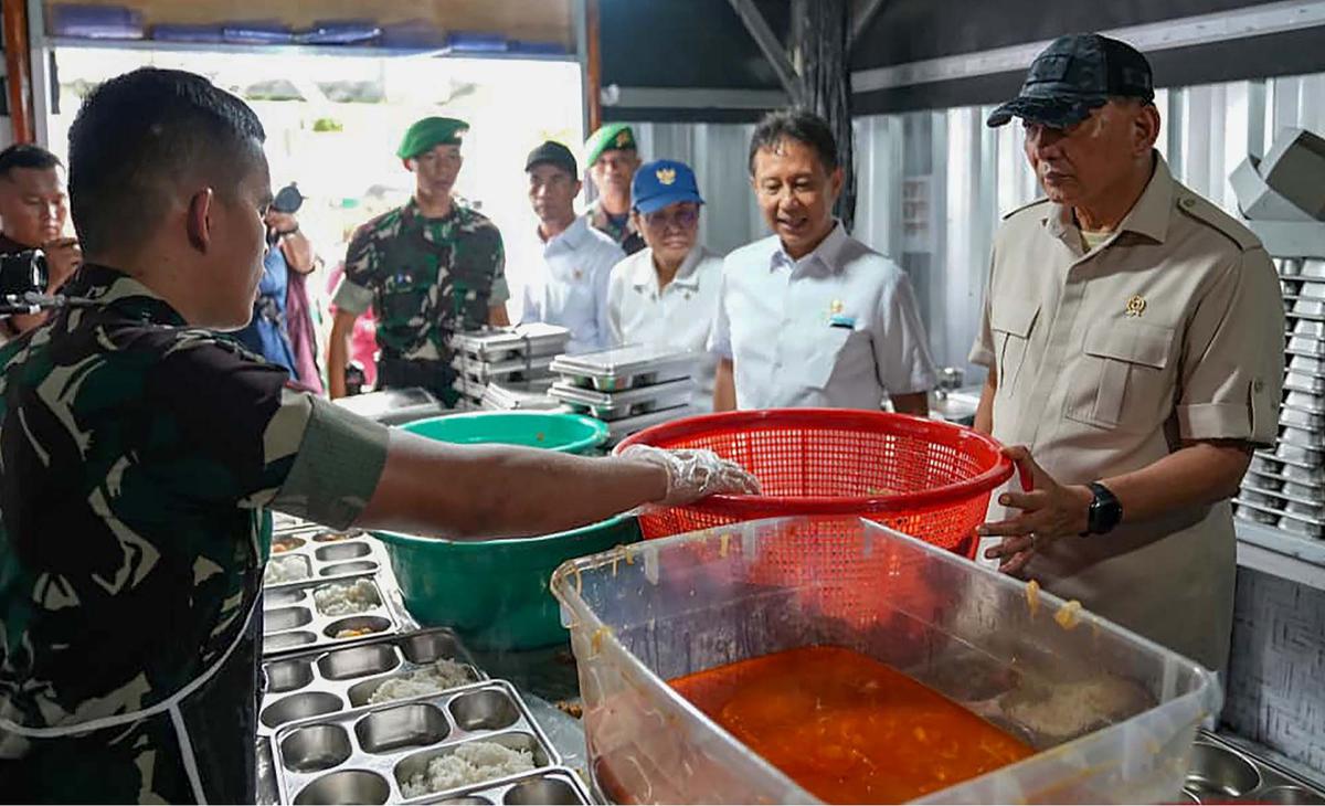 FOTO: Menhan Sjafrie Tinjau Yonif TP 843, Perkuat Sinergi Pertahanan, Kesehatan, dan Ketahanan Pangan