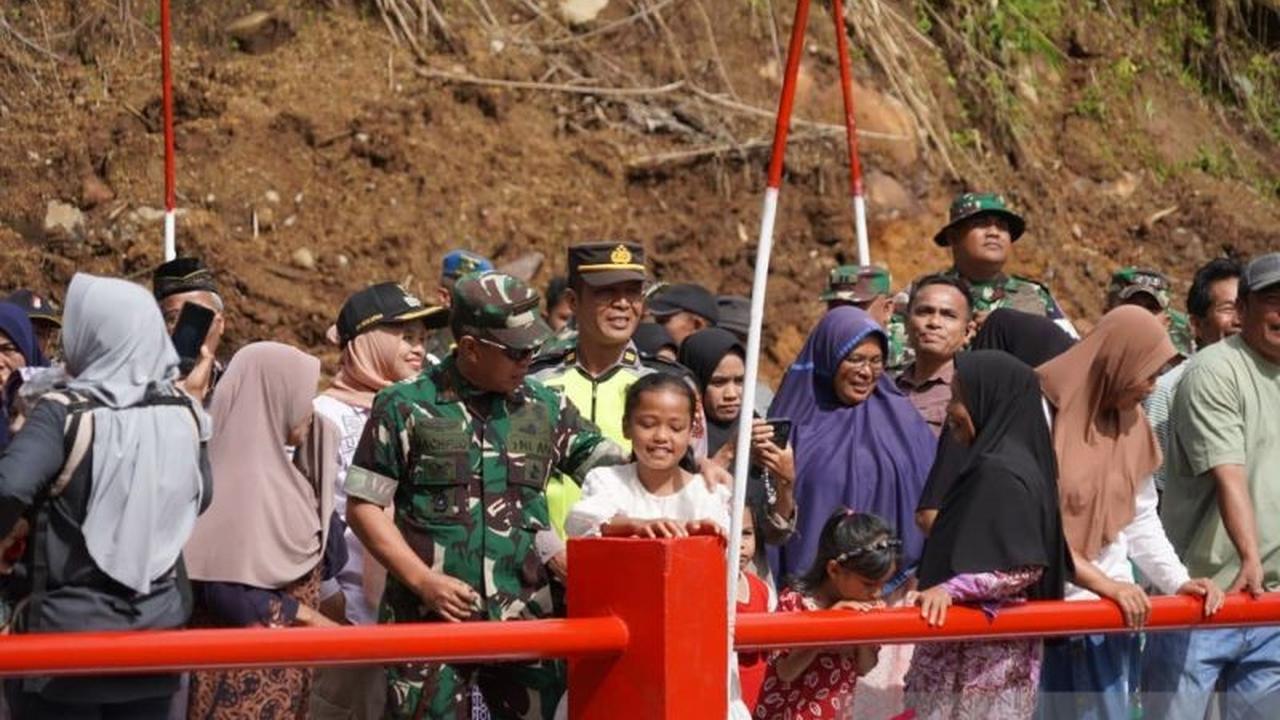 TNI Sambungkan Jalan Malalak Pascabanjir, Pulihkan Konektivitas Agam dengan Jembatan Armco