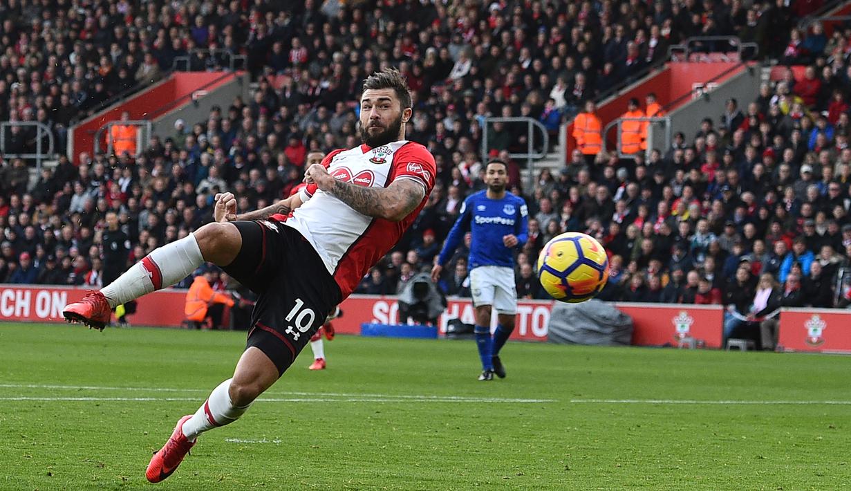 Penyerang Southampton, Charlie Austin menyumbangkan dua gol saat timnya menang atas Everton pada lanjutan Premier League di St Mary's Stadium, Southampton, (26/11/2017). Soton menang 4-0. (AFP/Glyn Kirk)