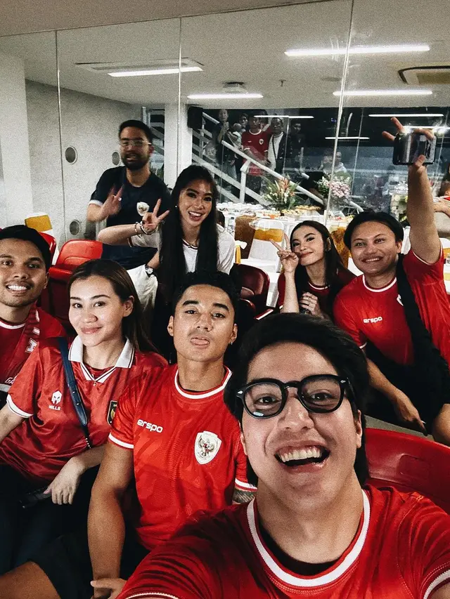 Rizky Febian ditemani sejumlah teman-temannya menonton pertandingan timnas Indonesia