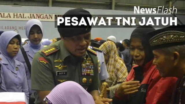 Panglima TNI Jenderal TNI Gatot Nurmantyo memberikan penghormatan terakhir kepada 13 prajurit TNI Angkatan Udara yang meninggal dunia pada Minggu (18/12) dalam kecelakaan pesawat Hercules C-130 A-1334 di Papua.