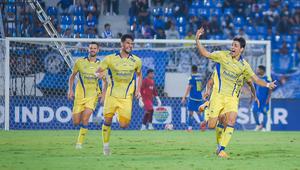 Pemain Persib Bandung, Federico Barba, melakukan selebrasi setelah mencetak gol ke gawang Arema FC pada laga pekan keenam BRI Super League 2025/2026 di Stadion Kanjuruhan, Kabupaten Malang, Senin (22/9/2025) sore WIB. (Bola.com/Iwan Setiawan)