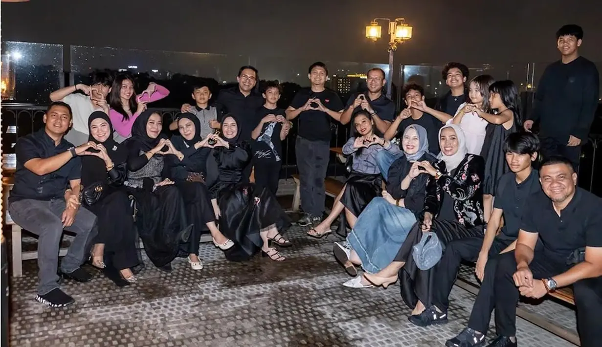 Meski sempat dibikin kesal, mantan aktor yang kini terjun ke politik itu berterima kasih kepada sang istri atas kejutan tak terduga tersebut. Ia senang bisa bertemu anak-anak di hari spesialnya. Dan juga dinner bersama keluarga serta orang-orang terdekatnya di Bandung. (Liputan6.com/IG/@dine.pearl)
