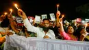 Warga India memegang lilin dan spanduk saat aksi protes terhadap dua kasus perkosaan yang baru-baru ini dilaporkan ke pihak berwajib di Ahmadabad, India (16/4). (AP Photo / Ajit Solanki)