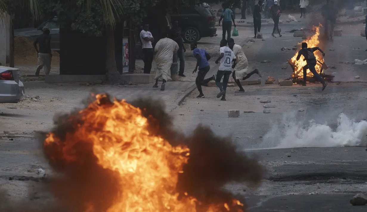 Sonko dan para pendukungnya berpendapat bahwa masalah hukum yang menimpanya merupakan bagian dari upaya pemerintah Presiden Macky Sall untuk menggagalkan pencalonannya.  (AP Photo/Leo Correa)
