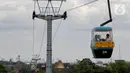Dengan menggunaan kereta gantung, pengunjung TMII bisa melihat langsung dari atas replika kepuluaan Negara Kesatuan Republik Indonesia. (Liputan6.com/Herman Zakharia)