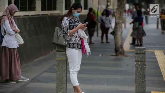 Udara Jakarta Buruk, Warga Beraktivitas Pakai Masker