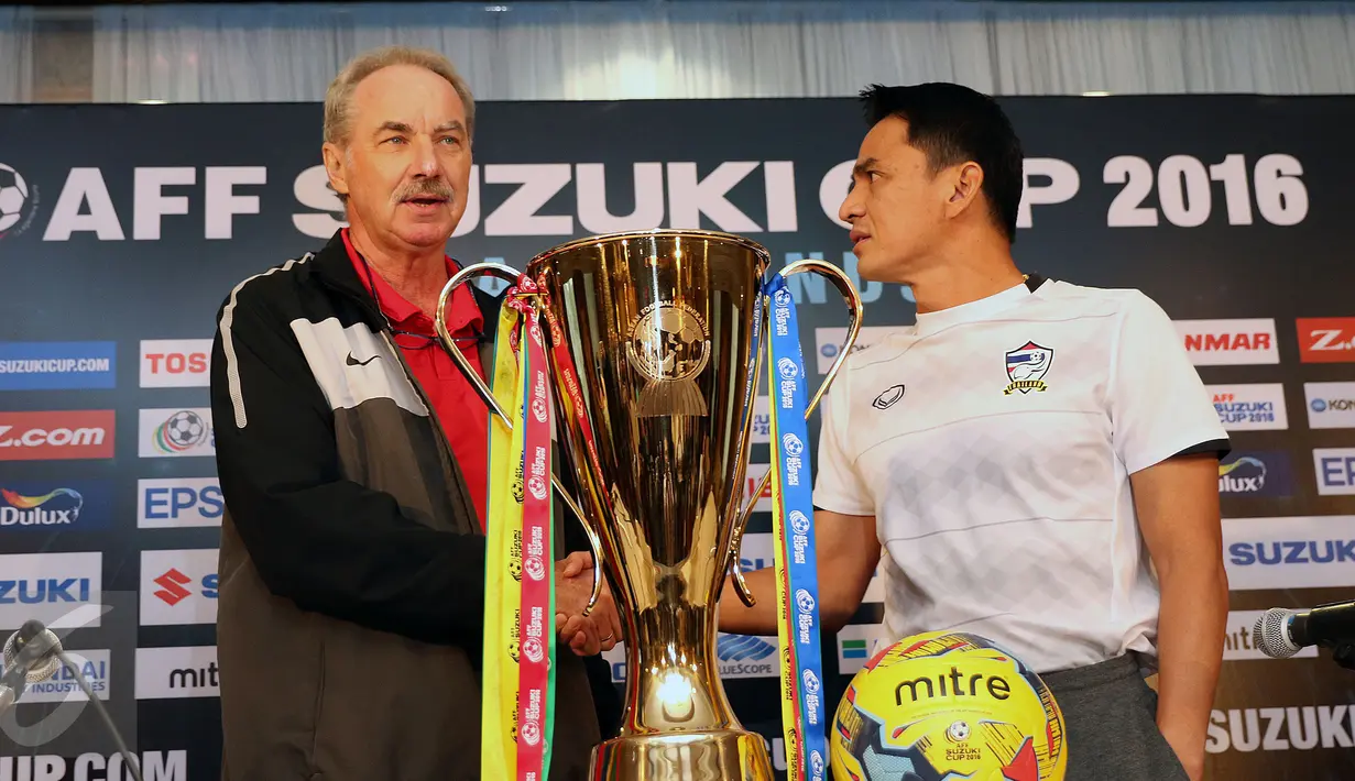 Pelatih Timnas Indonesia, Alfred Riedl (kiri) bersalaman dengan pelatih Thailand, Kiatisuk Senamuang usai memberi keterangan laga final kedua Piala AFF 2016 di Bangkok, Thailand, Jumat (16/12). (Liputan6.com/Helmi Fithriansyah)