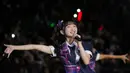 Personil JKT48, Aurellia, saat menyanyikan salah satu lagu dalam acara Grand Final AXIS Nation Cup 2023 di Istora Senayan, Jakarta, Minggu (15/10/2023). (Bola.com/Bagaskara Lazuardi)