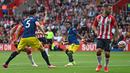 Southampton melakukan serangan balik pada menit ke-30 melalui kerjasama segitiga Stuart Armstrong, Che Adams dan Moussa Djenepo. Che Adams akhirnya melepaskan tendangan yang akhirnya mengecoh David De Gea usai bola membentur Fred. Southampton unggul 1-0. (Foto: AFP/Glyn Kirk)