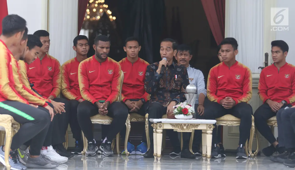 Presiden Jokowi menerima pemain Timnas U-22 Indonesia dan ofisial di Istana Merdeka, Jakarta, Kamis (28/2). Jokowi mengadakan pertemuan dengan Timnas U-22 Indonesia yang baru saja menjuarai turnamen Piala AFF U-22. (Liputan6.com/Angga Yuniar)