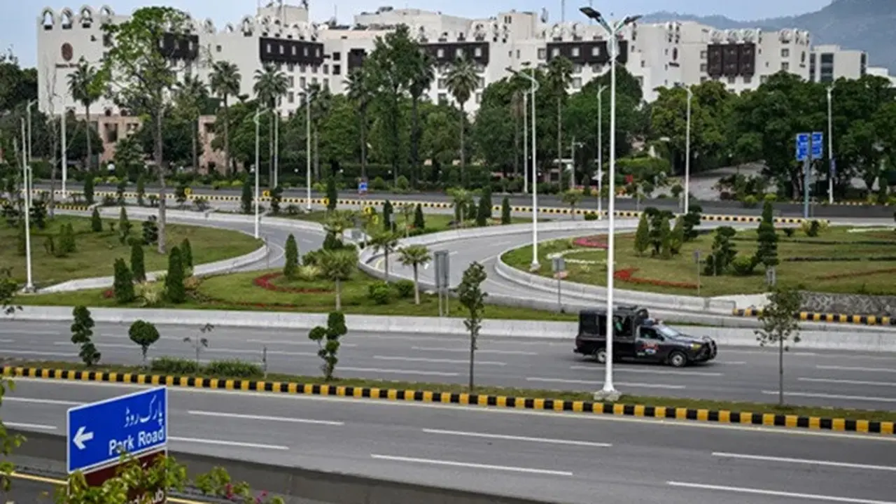 Petugas kepolisian berpatroli di sekitar Serena Hotel Islamabad, Pakistan, Sabtu (11/4/2026).