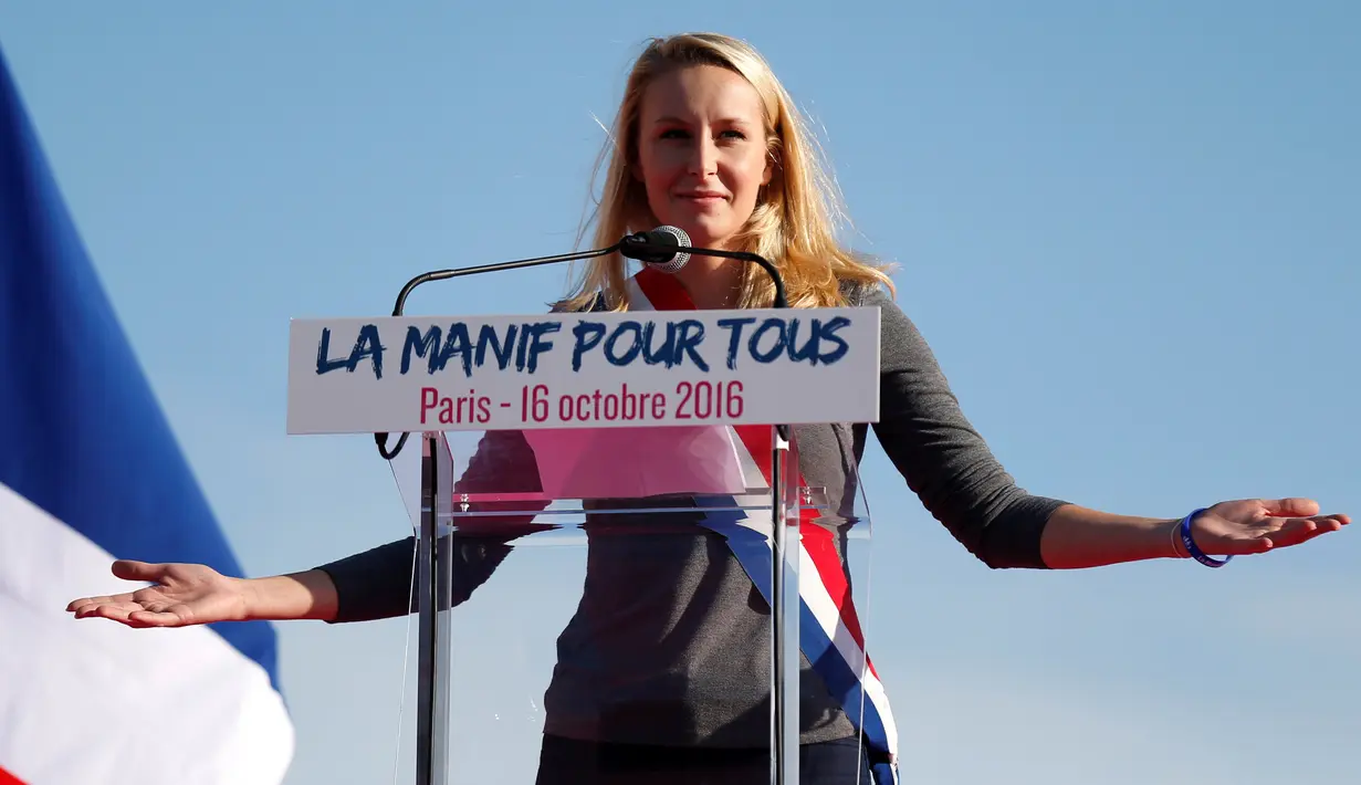 Politisi Partai National Font Marion Marechal-Le Pen menyampaikan pidato pada demo di Paris, Prancis, Minggu (16/10). Demo digelar menentang kebijakan pernikahan sesama jenis di Prancis. (Reuters/ Benoit Tessier)