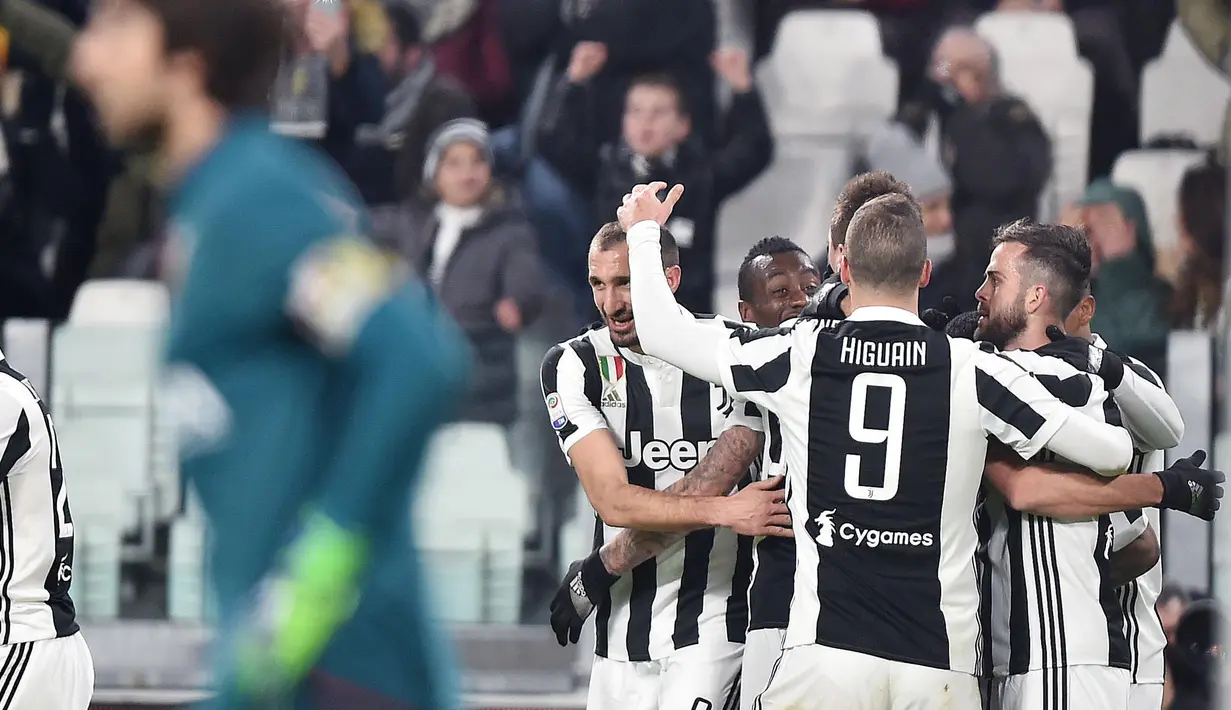 Pemain Juventus merayakan gol Douglas Costa ke gawang Genoa dalam lanjutan pertandingan Serie A di Stadion Allianz, Turin, Senin (22/1). Juventus mengatasi perlawanan Genoa dengan skor 1-0. (Alessandro Di Marco/ANSA via AP)