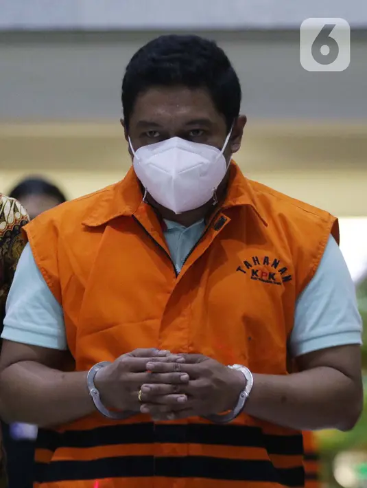 Penyidik KPK, Stepanus Robin Pattuju usai menjalani rilis penahanan di Gedung KPK, Jakarta, Kamis (22/4/2021). Stepanus ditahan sebagai tersangka kasus dugaan penerimaan hadiah terkait penanganan perkara Wali Kota Tanjung Balai 2020-2021. (Liputan6.com/Helmi Fithriansyah)