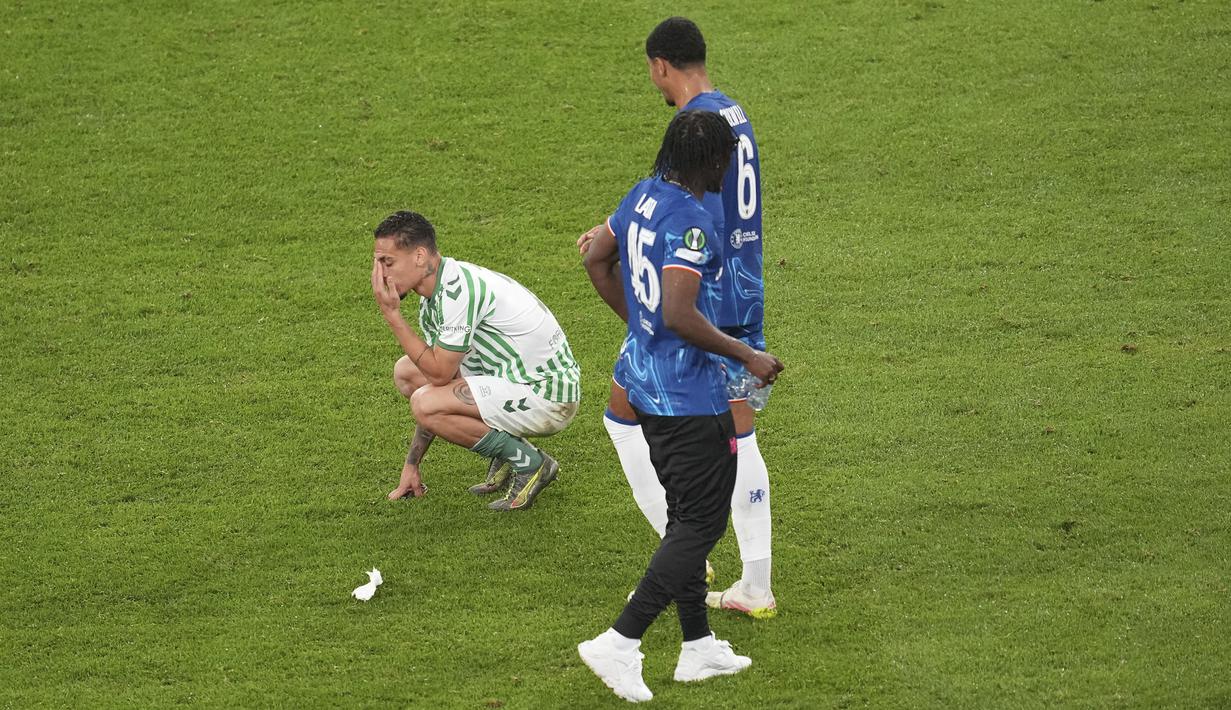 Pemain Real Betis, Antony tertunduk lesu di akhir laga final UEFA Conference League melawan Chelsea di Tarczynski Arena, Wroclaw, Polandia, Kamis (29/05/2025) dini hari WIB. (AP Photo/Darko Vojinovic)