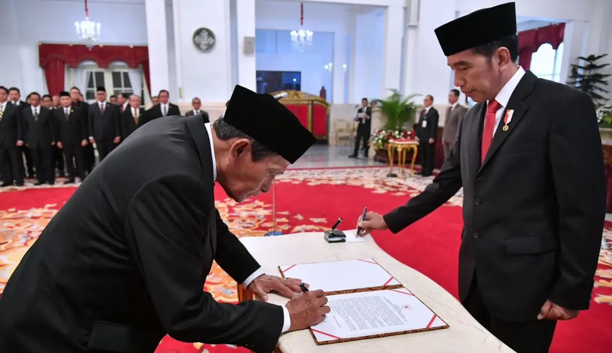 Tumpak Hatorangan Panggabean (kiri) menandatangani nota pelantikan sebagai Dewan Pengawas KPK disaksikan Presiden Joko Widodo di Istana Negara, Jakarta, Jumat (20/12/2019). Upacara pelantikan Dewan Pengawas KPK dipimpin langsung Presiden Joko Widodo. (Foto: Biro Pers Setpres)