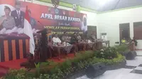 Habib Luthfi Pekalongan memimpin apel Banser di Brebes, Jawa Tengah.