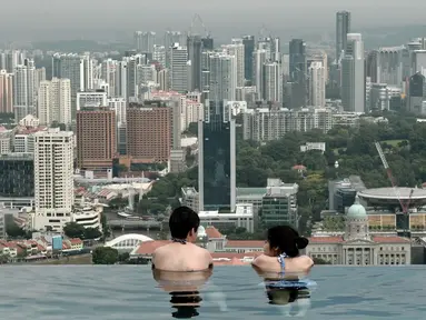 Pemandangan kolam renang dari atap Marina Bay Sands Singapura, Selasa (20/05/2014) (AFP PHOTO/Roslan Rahman)