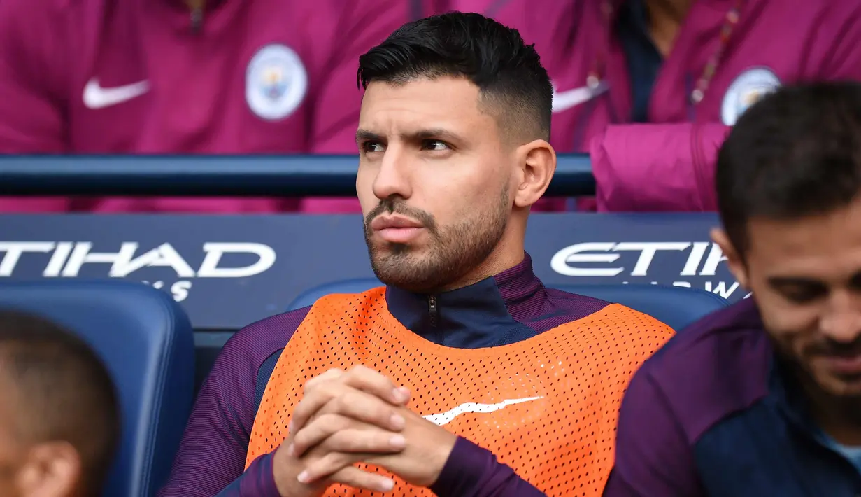 Ekspresi Sergio Aguero saat berada di bangku cadangan saat pertandingan melawan Stoke City di Liga Inggris di Stadion Etihad di Manchester, (14/10). (AFP Photo/Oli Scarff)