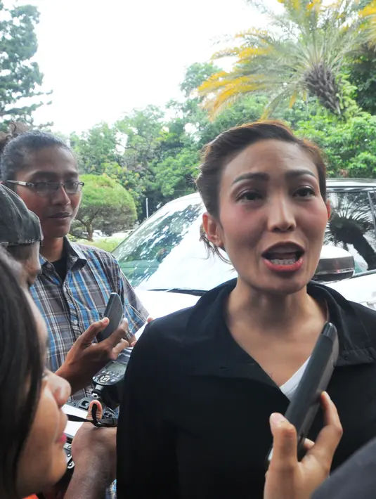 "Alhamdulillah udah selesai proses pemeriksaan semoga masalahnya cepat selesai," kata Ayu Dewi. "Mungkin ini proses aja kan, mohon doanya ya. Semoga kasus cepet selesai dan nggak berlarut," lanjut Syahnaz. (Adrian Putra/Bintang.com)