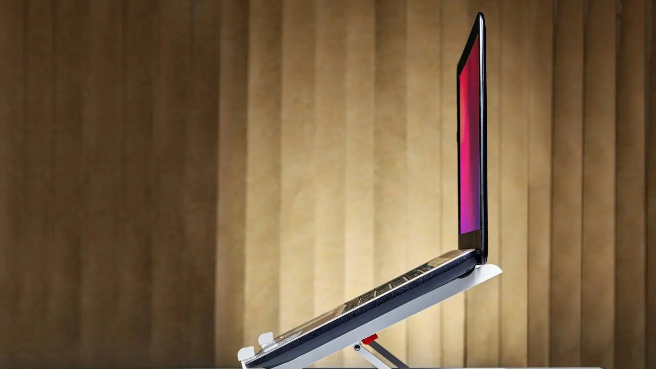 Nggak Harus Mahal, Ini Stand Holder Laptop Berkualitas yang Nyaman Dipakai Seharian
