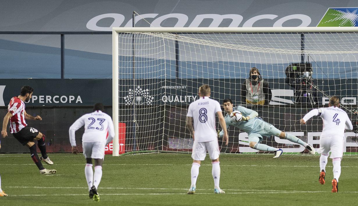 Striker Athletic Bilbao, Raul Garcia (kiri) melakukan eksekusi penalti ke gawang Real Madrid yang berbuah gol kedua timnya dalam laga semifinal Piala Super Spanyol 2020/21 di La Rosaleda Stadium, Malaga, Kamis (14/1/2021). Athletic Bilbao menang 2-1 atas Real Madrid. (AFP/Jorge Guerrero)