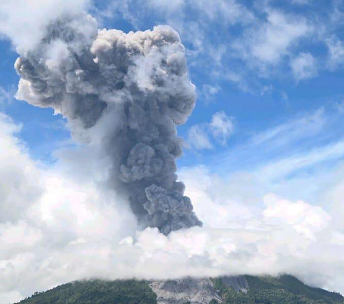 Gunung Ibu di barat laut Pulau Halmahera, Maluku Utara kembali mengalami erupsi pada Rabu (8/5/2024). Pusat Vulkanologi dan Mitigasi Bencana Geologi (PVMBG) melaporkan semburan abu vulkanik dari kawah Gunung Ibu mencapai ketinggian 1.500 meter. Foto: PV