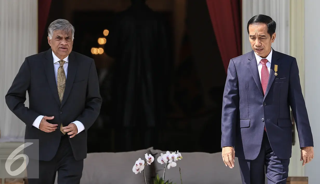 Presiden Joko Widodo berbincang dengan PM Republik Demokratik Sosialis Sri Lanka, H.E. Mr. Ranil Wickremesinghe di halaman belakang di Istana Merdeka, Jakarta, Rabu (3/8). Pertemuan membahas bilateral kedua negara. (Liputan6.com/Faizal Fanani)