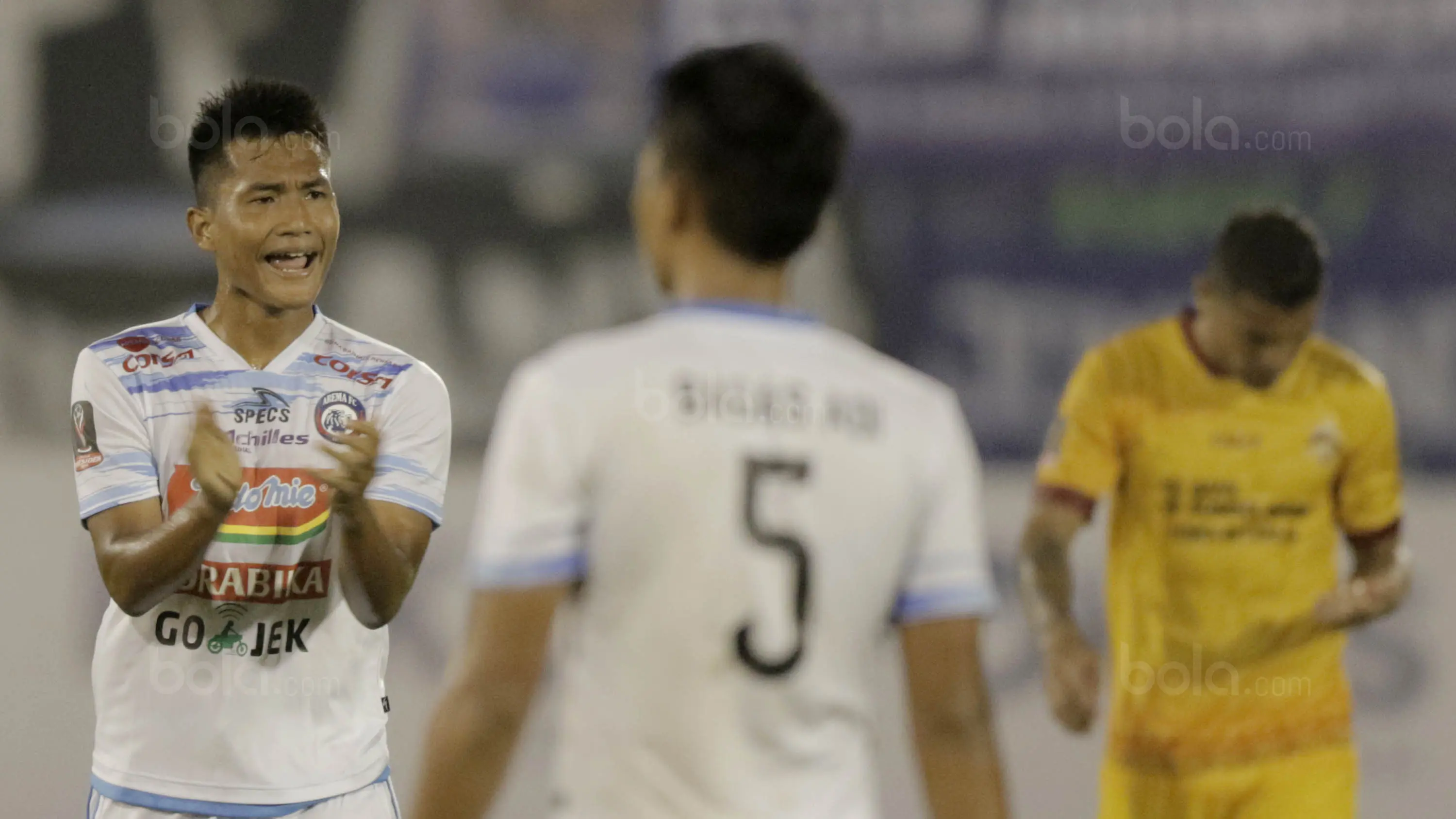 Pemain Arema FC, Ahmad Nurhardianto, menyemangati rekannya saat pertandingan melawan Sriwijaya FC pada laga perempat final Piala Presiden di Stadion Manahan, Solo, Minggu, (4/2/2018). Sriwijaya FC menang 3-1 atas Arema FC. (Bola.com/M Iqbal Ichsan)