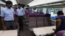 Pekerja India melakukan pengecekan bagian dalam kereta tanpa awak , Train 18, di Integral Coach Factory (ICF), Chennai, Senin (29/10). Kereta tanpa awak ini dilengkapi dengan CCTV untuk menjamin keselamatan dan keamanan para penumpang. (ARUN SANKAR/AFP)