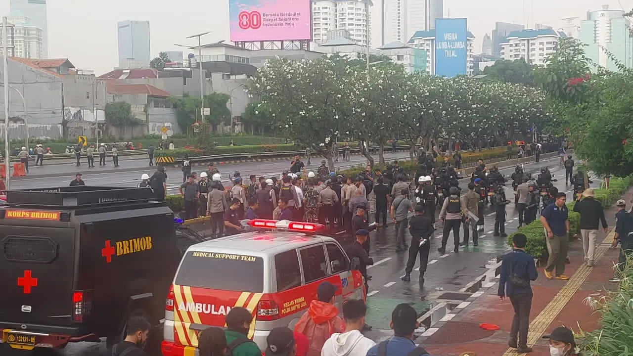 Polisi memukul mundur massa demo Gedung Dewan Perwakilan Rakyat (DPR) yang bertindak  anarkis. Sejumlah kendaraan taktis dikerahkan untuk membubarkan massa. (Liputan6/Arief Rahman Hakim)