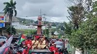Skuad Malut United diarak mengelelingi jalanan di Kota Ternate, Maluku, Kamis (14/3/2024). (Bola.com/Hery Kurniawan)