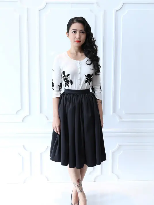 Lipstik merah menyala bukan sekadar tren, tetapi telah dikenal lama oleh perempuan Indonesia karena sudah melekat dalam tradisi. (Galih W Satria/Bintang.com)