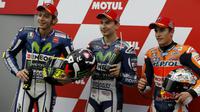 Perseteruan antara Valentino Rossi (kiri) dengan Marc Marquez (kanan) melibatkan pebalap lain. (REUTERS/Issei Kato)