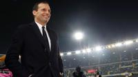 Pelatih Juventus, Massimiliano Allegri, tersenyum usai anak asuhnya mengalahkan Hellas Verona pada laga Serie A, Italia, di Stadion Marc'Antonio Bentegodi, Sabtu,(30/12/2017). Juventus menang 3-1 atas Hellas Verona. (AP/Filippo Venezia)