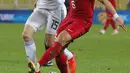 Gelandang Turki, Ozan Tufan membawa bola dari kawalan pemain Rusia, Kaan Kayhan pada pertandingan UEFA Nations League di Stadion Sukru Saracoglu, Istanbul, Minggu (15/11/2020). Turki menang tipis atas Rusia 3-2. (AP Photo)