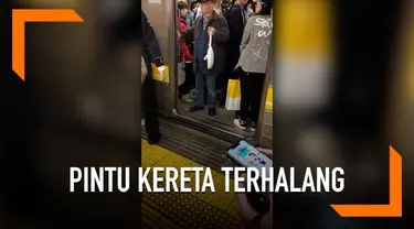 Saat menaiki kereta api, seorang kakek di Jepang bertingkah cukup menyebalkan. Bagaimana tidak, ia menghalangi pintu kereta yang akan menutup berkali-kali menggunakan kaki dan tangannya. Tingkahnya ini membuat jadwal kereta sedikit terhambat.