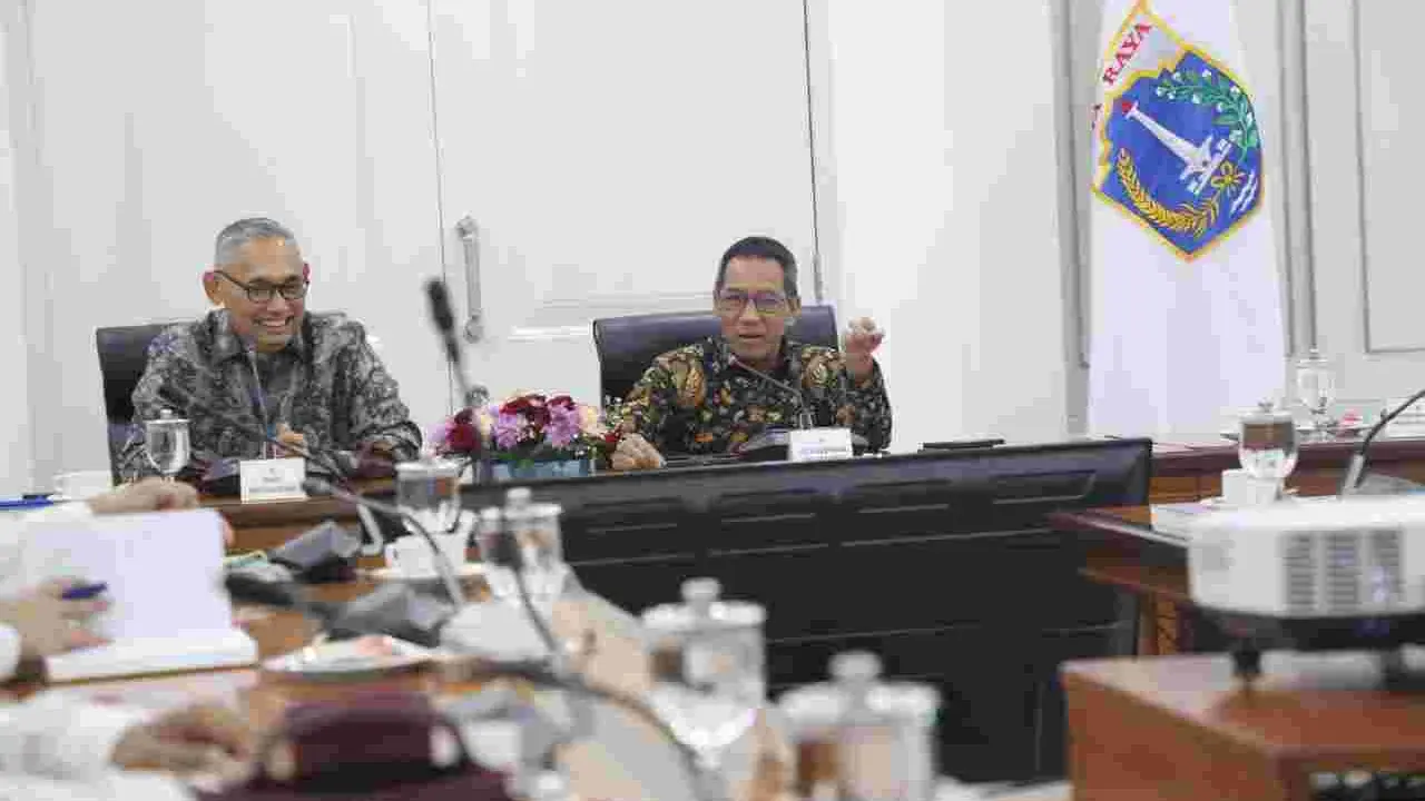 Penjabat (Pj) Gubernur DKI Jakarta Heru Budi Hartono bertemu Direktorat Jenderal (Dirjen) Kekayaan Negara Kementerian Keuangan (Kemenkeu) RI Rionald Silaban di Balai Kota DKI Jakarta.