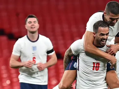 Striker Inggris, Danny Ings, merayakan gol yang dicetaknya ke gawang Wales pada laga persahabatan di Stadion Wembley, Jumat (9/10/2020) dini hari WIB. Inggris menang 3-0 atas Wales. (AFP/Glyn Kirk/pool)