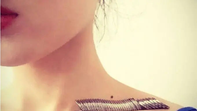 Tren Baru Media Sosial Tantangan Letakkan Koin di Tulang Selangka