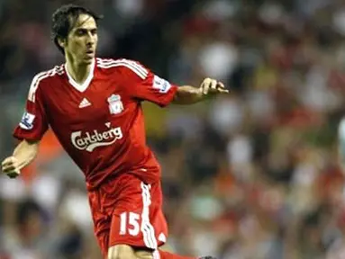 Liverpool&#039;s Israeli midfielder Yossi Benayoun pushes forward against Lazio during the pre-season friendly match at Anfield, Liverpool, on August 8, 2008. AFP PHOTO/PAUL ELLIS