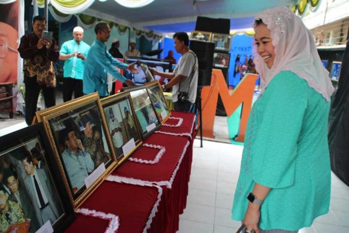 Melihat pameran foto Gus Dur saat menjadi Presiden