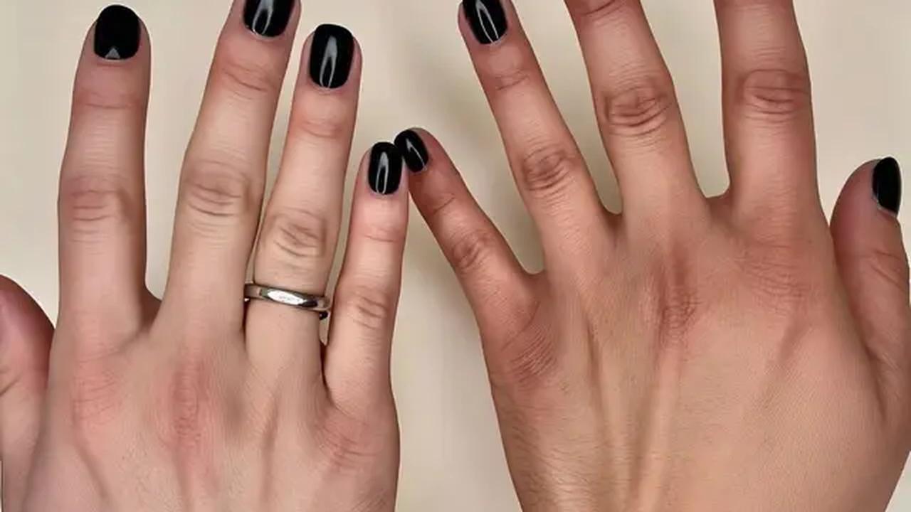 Model Nail Art  (Sumber: Meta AI)