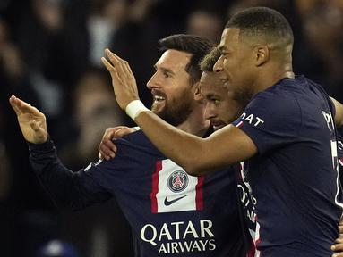 Paris Saint-Germain (PSG) memastikan lolos ke babak 16 Besar Liga Champions 2022/2023 usai menang telak 7-2 atas tamunya Maccabi Haifa pada matchday ke-5 Grup H di Parc des Princes stadium, Rabu (26/10/2022) dini hari WIB. Lima dari tujuh gol PSG disumbang oleh tiga pemain andalan mereka, Kylian Mbappe, Neymar dan Lionel Messi yang akrab dengan sebutan Trio MNM. (AP/Christophe Ena)