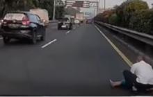 Detik-Detik Anak Terjatuh dari Bus di Tol JORR Meruya-Ciledug, Pengendara Lain Syok Nyaris Tabrak Korban