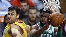 Pemain Boston Celtics, Jaylen Brown (7) mencoba memasukan bola saat diadang pemain Lakers, Andrew Bogut pada laga NBA basketball game di TD Garden, Boston, (8/11/2017). Celtics menang 107-96. (AP/Winslow Townson)