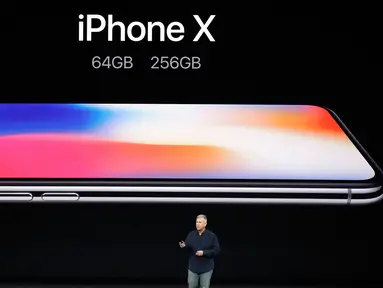 Senior Vice President of Worldwide Marketing Apple Phil Schiller meluncurkan iPhone X di Steve Jobs Theatre, California, Selasa (12/9). Dalam rangka perayaan satu dekade, Apple memperkenalkan iPhone X atau iPhone Ten. (AP Photo/Marcio Jose Sanchez) 